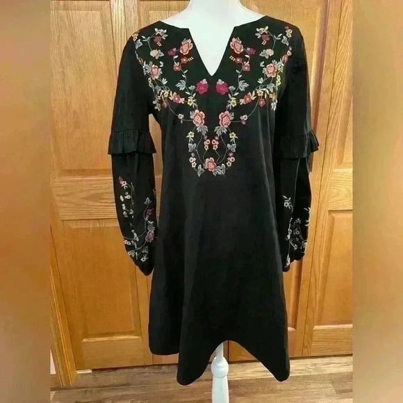 Evereve Dresses & Skirts - Braeve Black Embroidered Boho Floral Ruffle Split Neck Dress Womens Size Medium